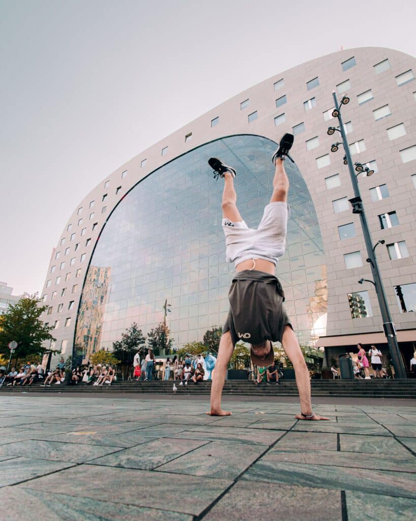 Handstand bij de Markthal in Rotterdam, One Movement freerunning