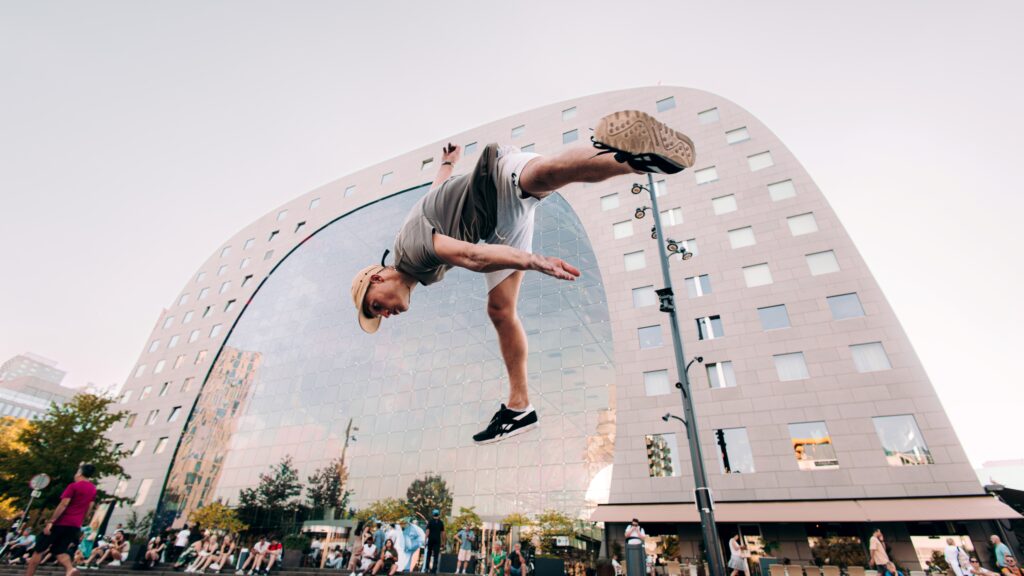 Freerun trick bij de Markthal in Rotterdam door One Movement